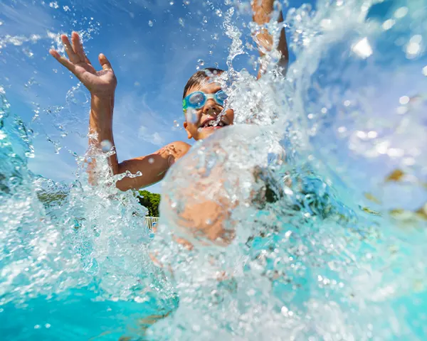 Un enfant éclabousse de l'eau